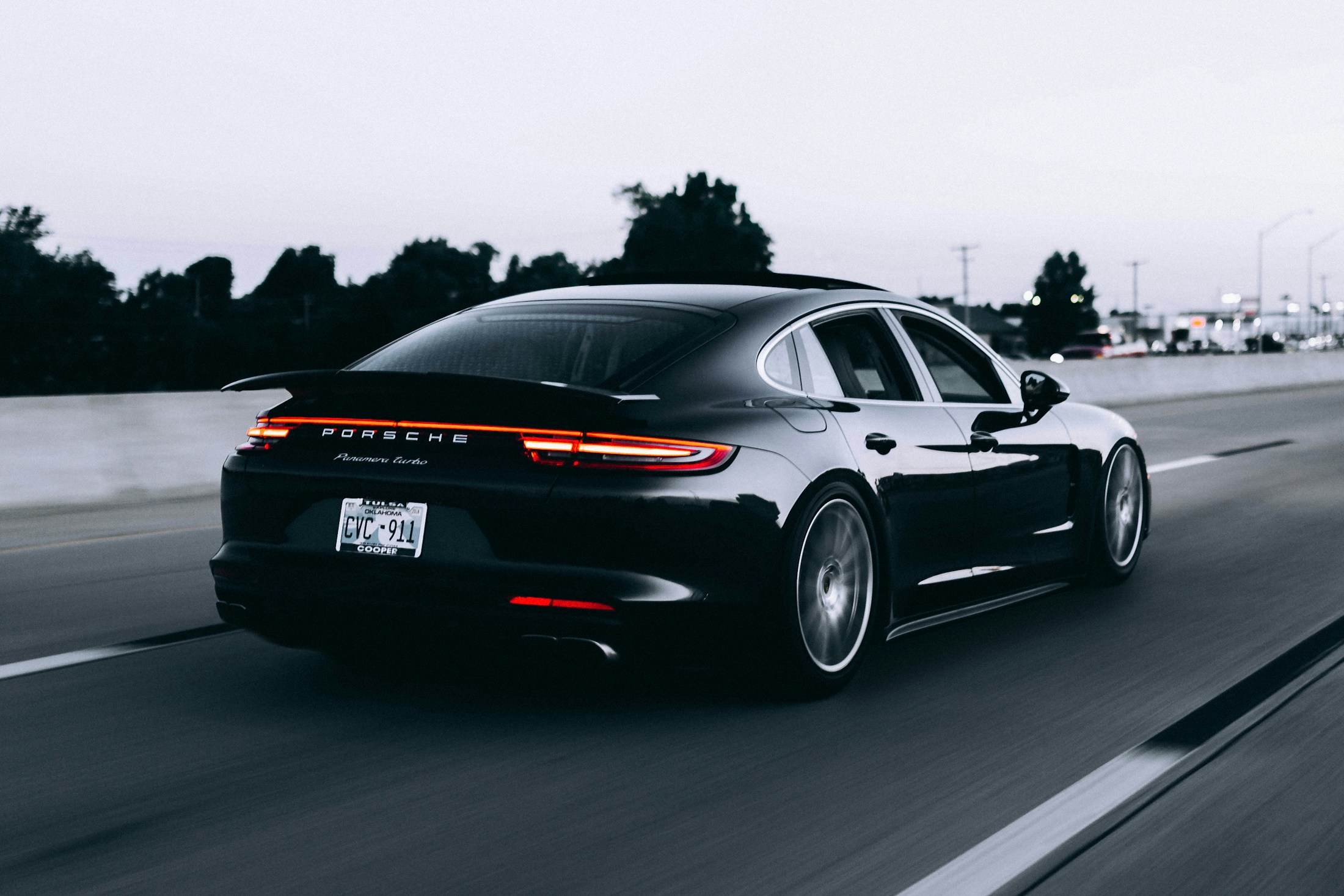 Doğanın içinde park edilmiş bir Porsche